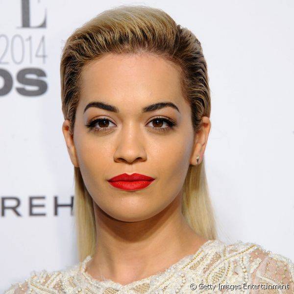 Rita Ora, por sua vez, optou pela textura matte para o batom vermelho intenso escolhido para prestigiar o evento 